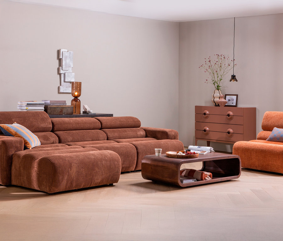 Wohnzimmer mit braunem Cord-Sofa, Sessel, Holztisch und WOOOD Kommode »Merge«.