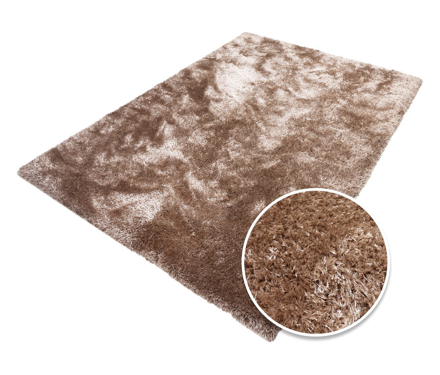 Ein hellbrauner Teppich »Silky« liegt auf einem weißen Untergrund. Ein vergrößerter Ausschnitt des Teppichs ist in einem Kreis dargestellt.