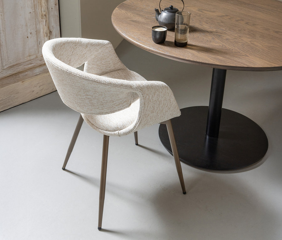 Ein kupfer-naturfarbener WOOOD Esszimmerstuhl »Yossi« mit Metallfuß aus einem 2er-Set steht neben einem runden Holztisch mit Teekanne und Tasse.