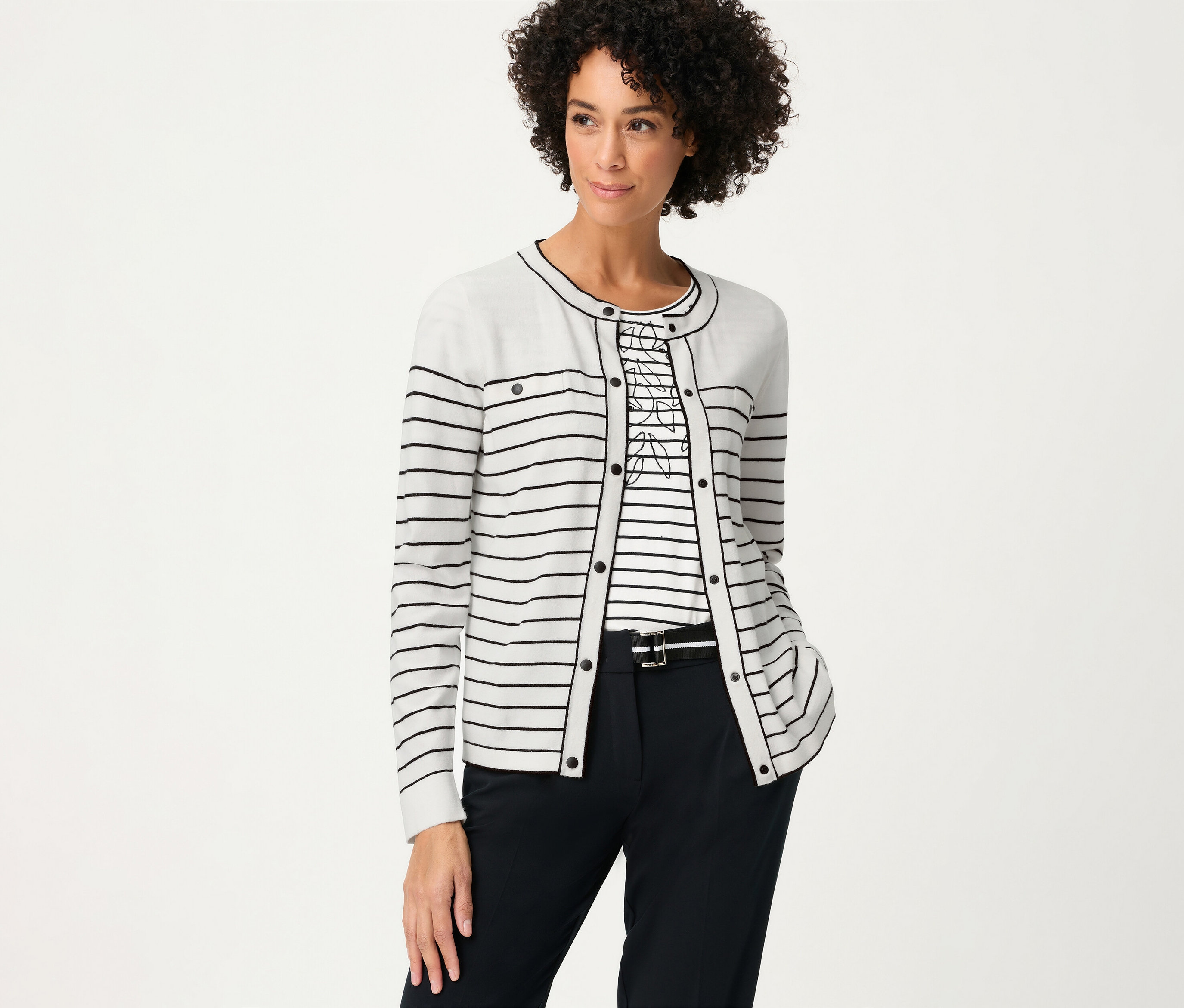 Frau mit gestreiftem Oberteil und Olsen Cardigan »LA«. Sie trägt eine dunkle Hose mit Gürtel.