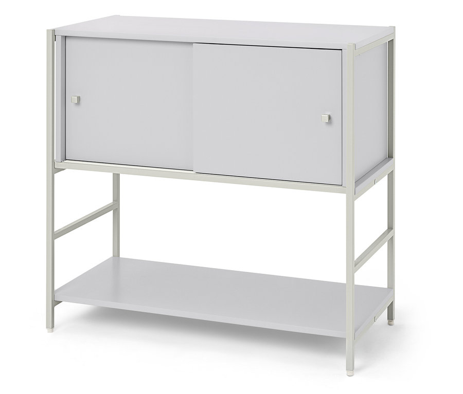 Grauer Schrank mit Schiebetüren und offenem Regal.