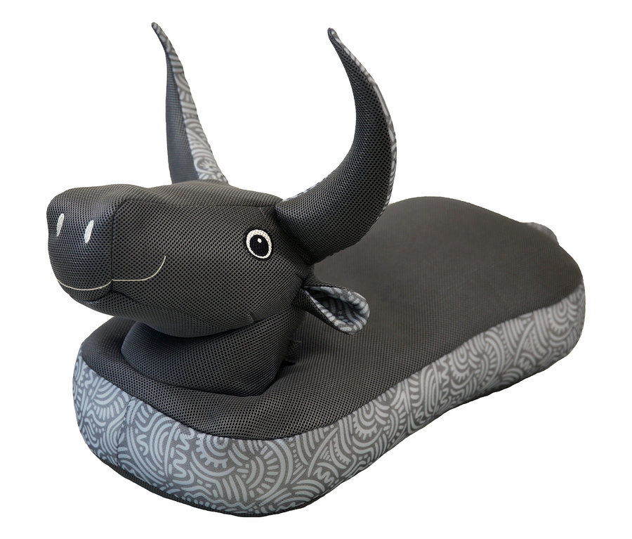 Graues Stofftier in Form eines Wasserbüffels mit Hörnern und gemustertem Sockel.