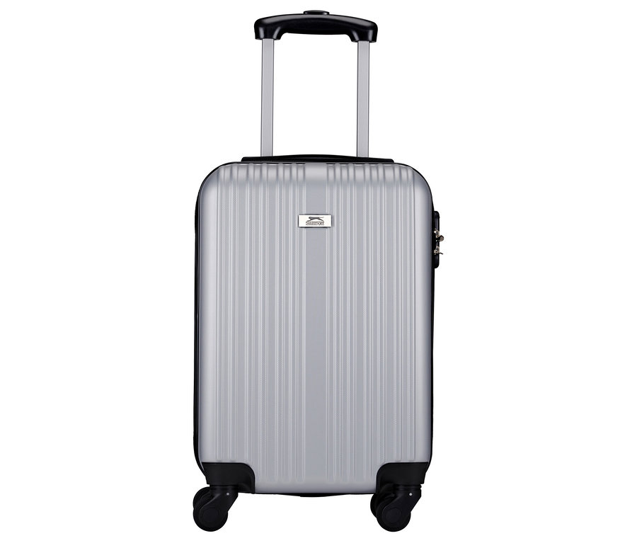 Silberner Rollkoffer mit Teleskopgriff und vier Rädern steht aufrecht.