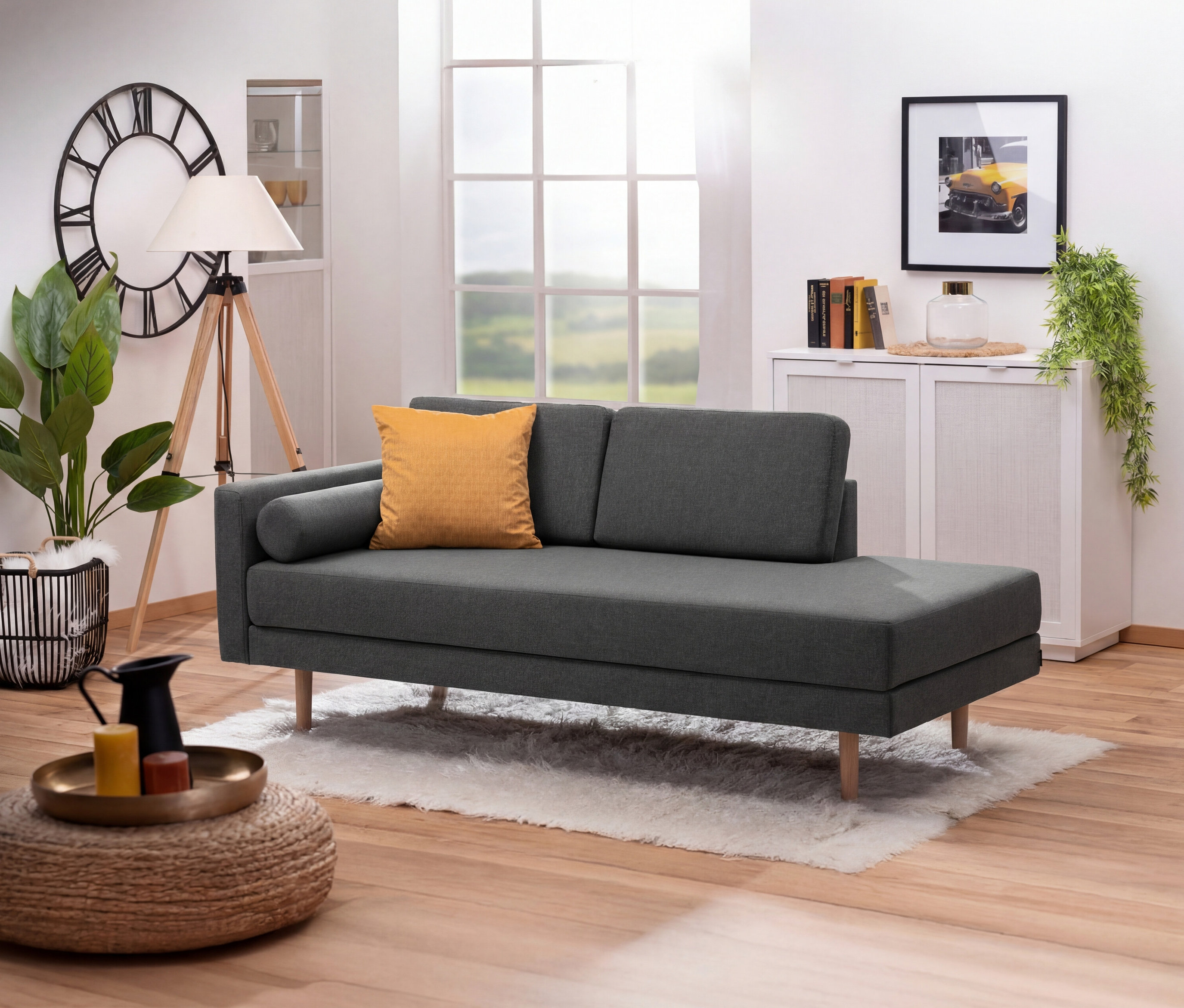 Anthrazitfarbene Récamiere »Ivo« mit verstellbarer Armlehne links steht auf einem weißen Teppich in einem Wohnzimmer.