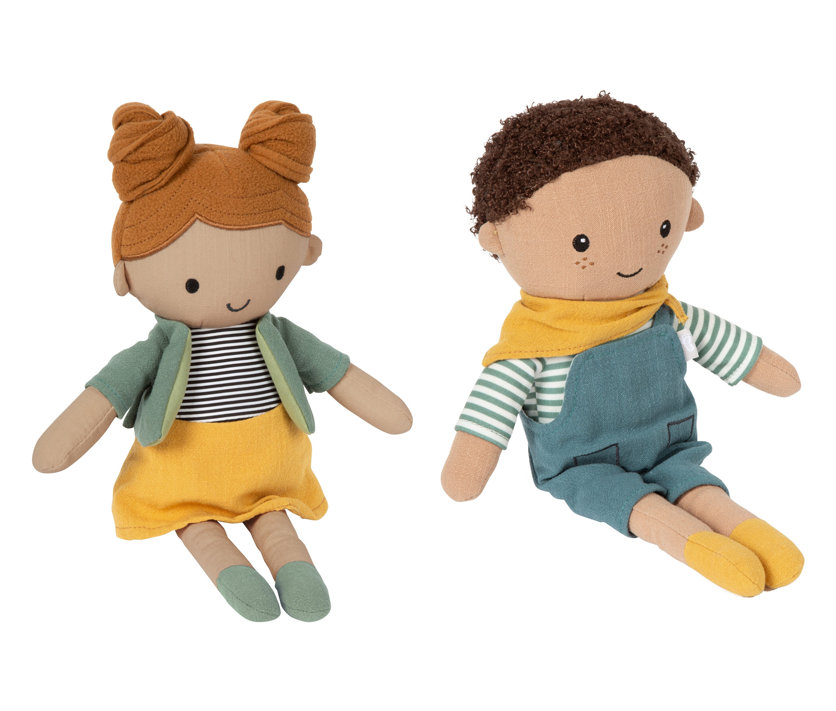 Zwei Stoffpuppen aus dem Stoffpuppen-Set »Maya und Leo« liegen. Die Puppe links hat rote Haare, die Puppe rechts braune Haare.