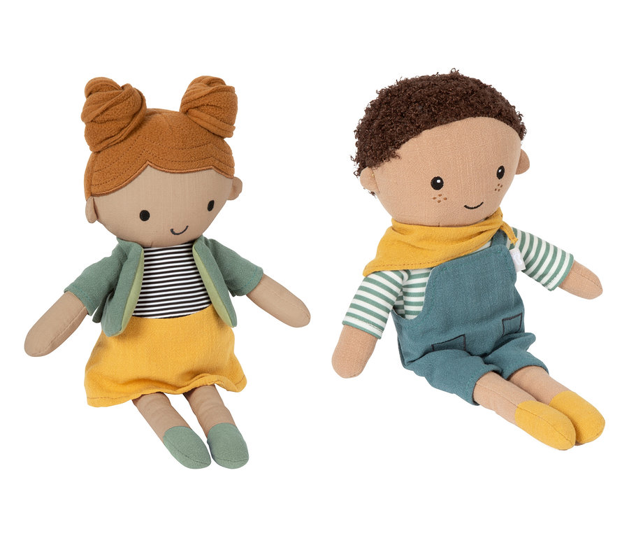 Zwei Stoffpuppen aus dem Stoffpuppen-Set »Maya und Leo« liegen. Die Puppe links hat rote Haare, die Puppe rechts braune Haare.