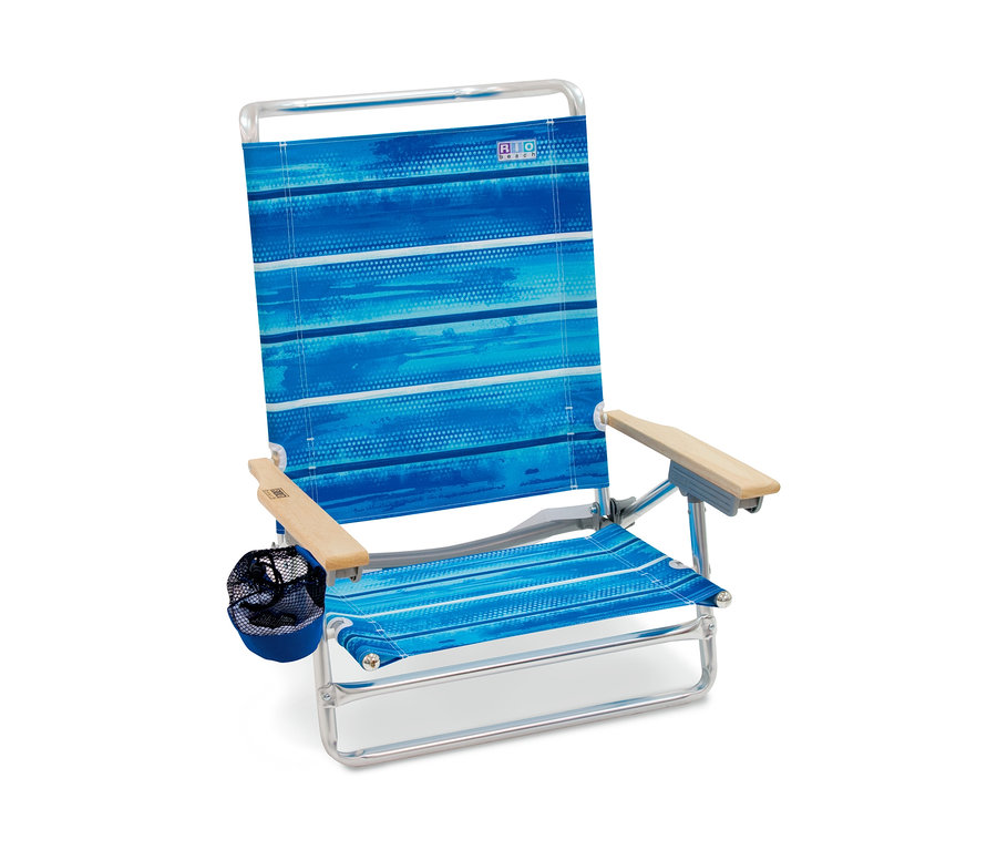 Rio-Brands-Aluminium-Strandstuhl »Lay Flat« mit blauen Streifen und Armlehnen aus Holz.