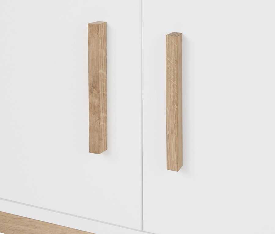 Detailaufnahme eines weißen Garderobenschranks »Eklund« mit Holzgriffen.