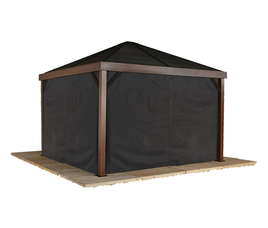 Schwarzer Pavillon mit Holzpfosten und schwarzem Dach. Der Pavillon ist von schwarzen Vorhängen umgeben. Premium-Pavillon-Vorhang-Set.