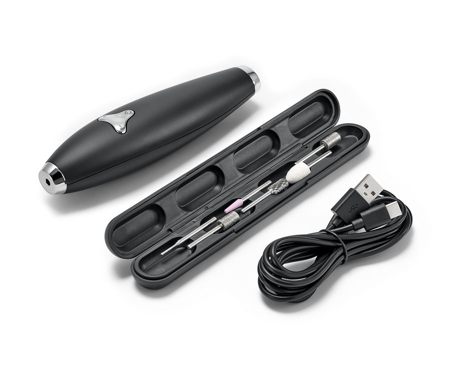 Schwarzes Maniküre-und-Pediküre-Gerät mit Aufsätzen in geöffnetem Etui und USB-Kabel.