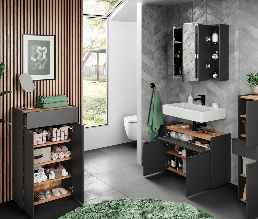 Ein Badezimmer mit einem Waschbecken, einem Spiegel und »Aalborg« Möbeln in Graphit und Navarra-Eiche-Nachbildung.