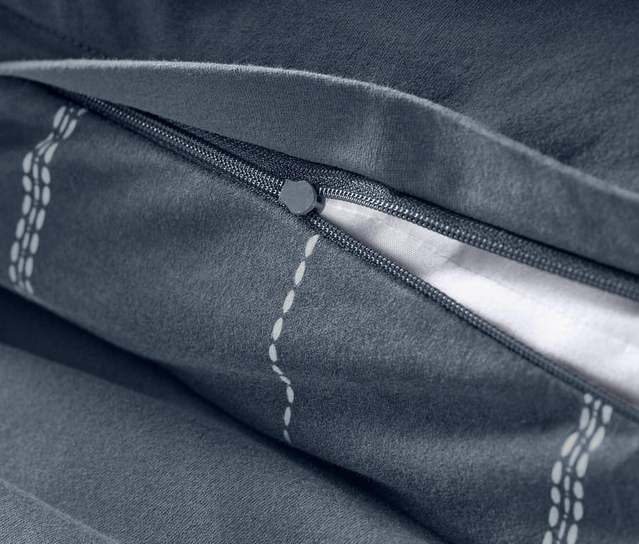 Detailansicht von grauer Winterjersey-Bettwäsche mit Reißverschluss.