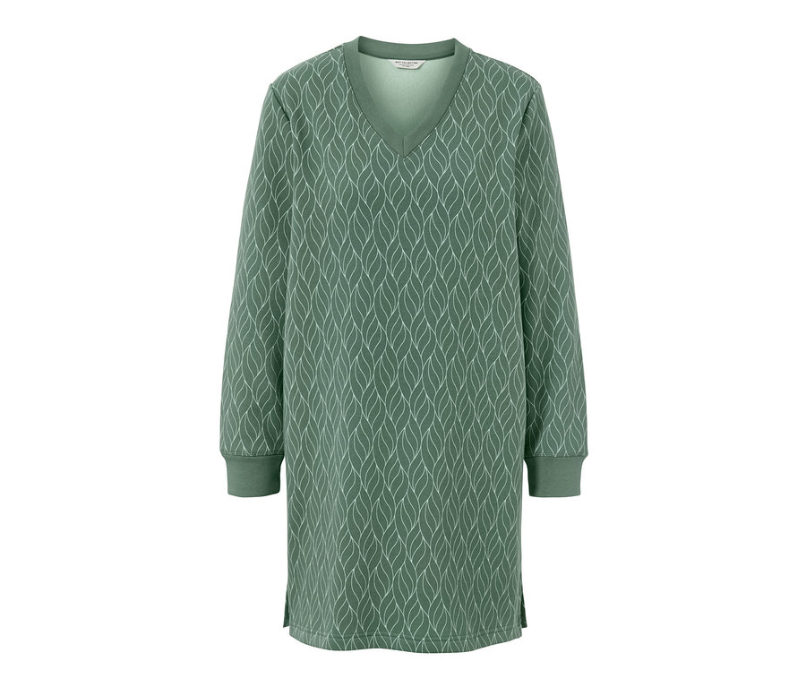 Grünes Loungewear-Kleid mit langen Ärmeln und weißem Muster.
