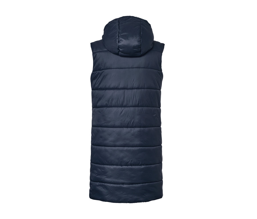 Detail der Rückseite einer langen Steppweste mit Kapuze.