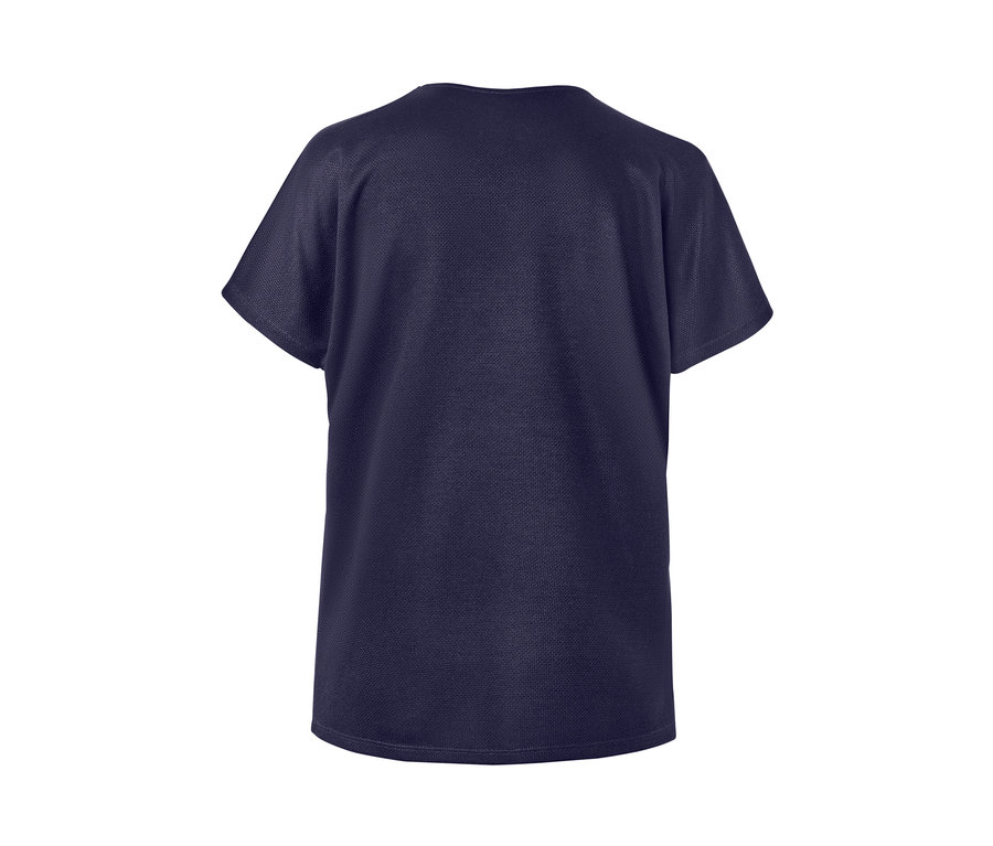 Detailansicht eines strukturierten dunkelblauen Shirts.