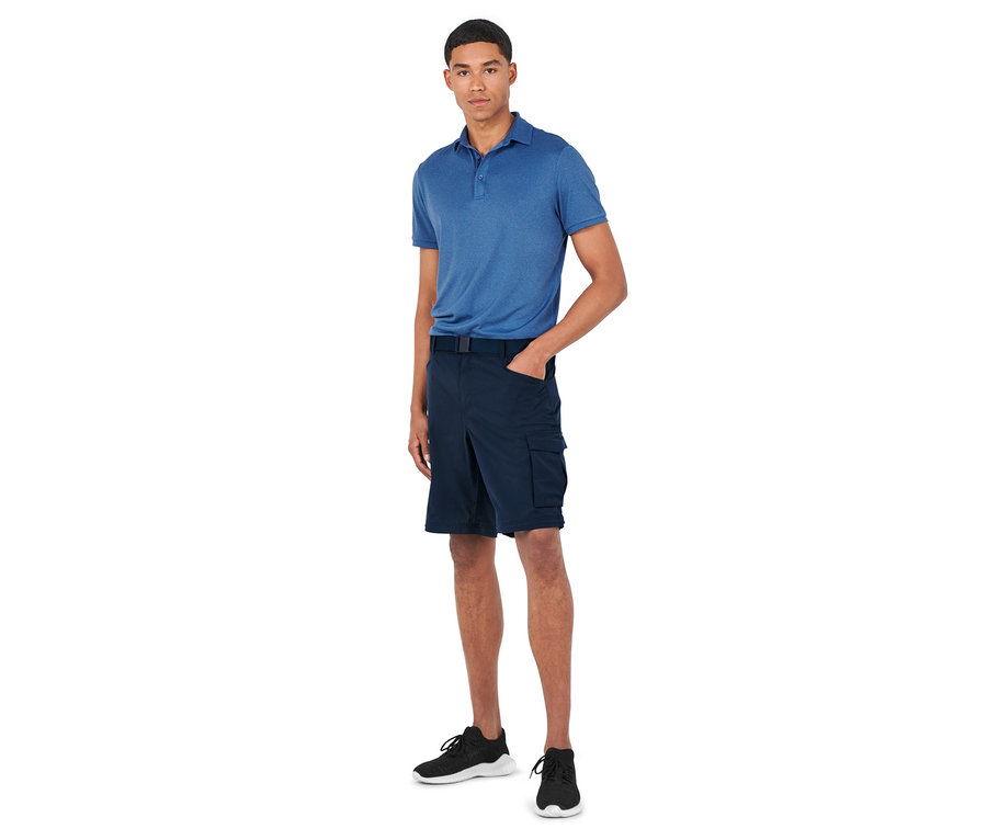 Mann im blauen Poloshirt und 2-in-1-Funktionshose.