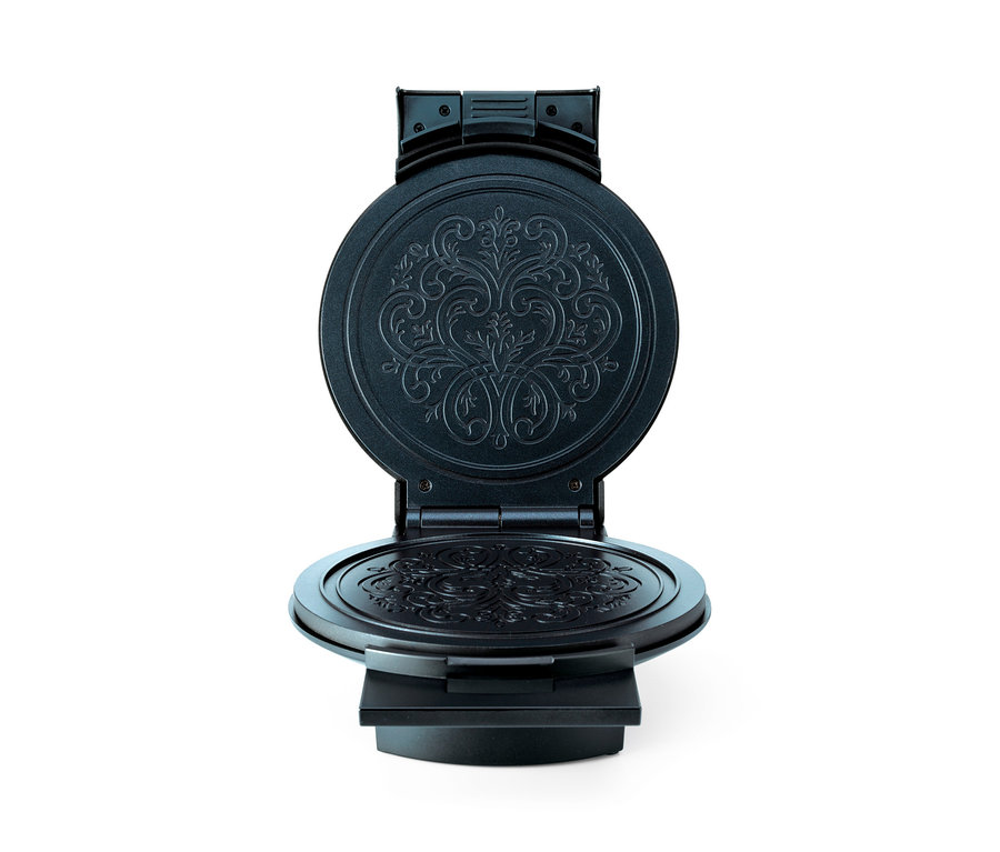 Geöffnetes, schwarzes WILFA Norwegisches Krumkakeeisen | Hörnchenwaffeleisen »ØSTERDAL« mit Zierornament.