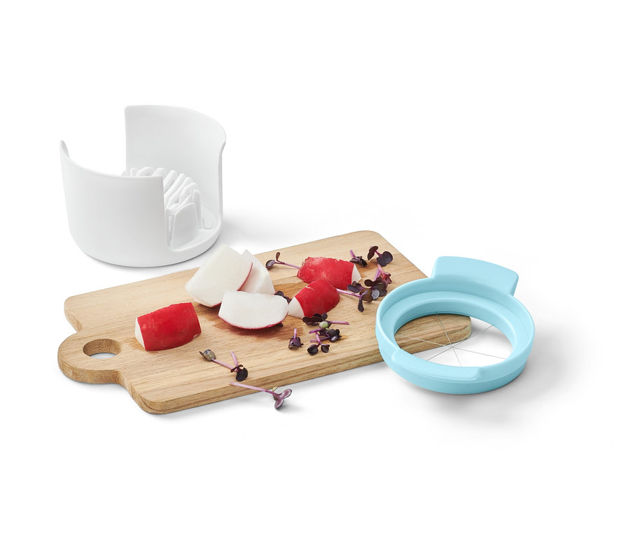 3-in-1-Eierschneider und geschnittene Radieschen auf einem Schneidebrett.