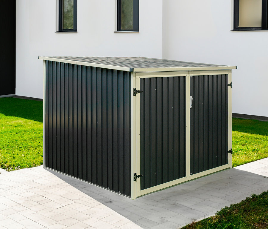 Eine Fahrradgarage steht auf einer gepflasterten Terrasse neben einem Rasen.