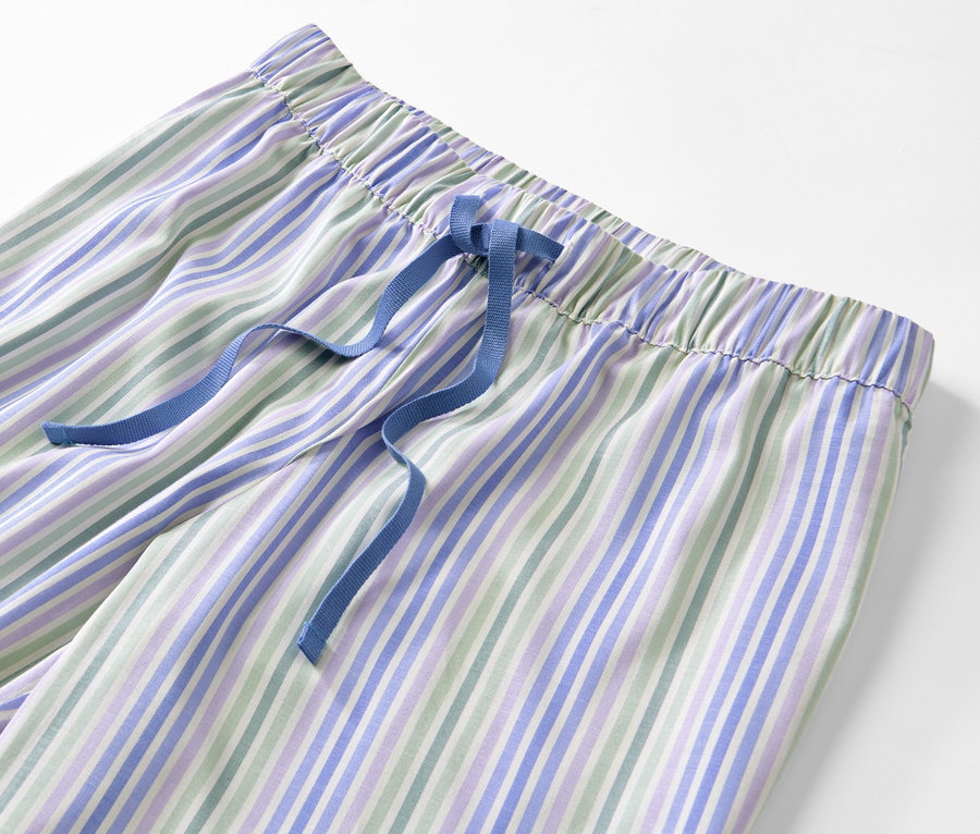 Detail einer Pyjamahose mit Webmuster und blauem Kordelzug.