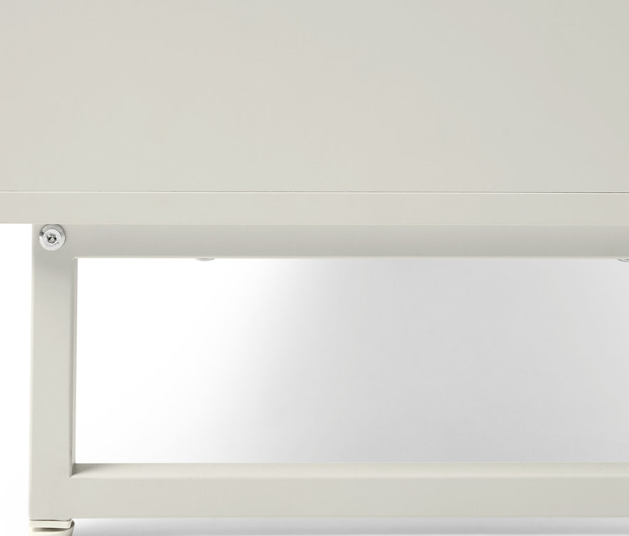 Detailansicht einer weißen Sitzbank »LEEG« mit 2 Schubladen.