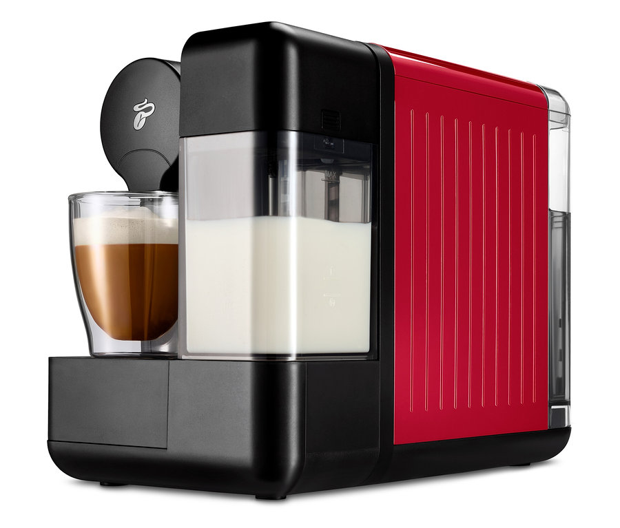 Ein roter Cafissimo Milk Kaffeeautomat mit einer Tasse Kaffee.