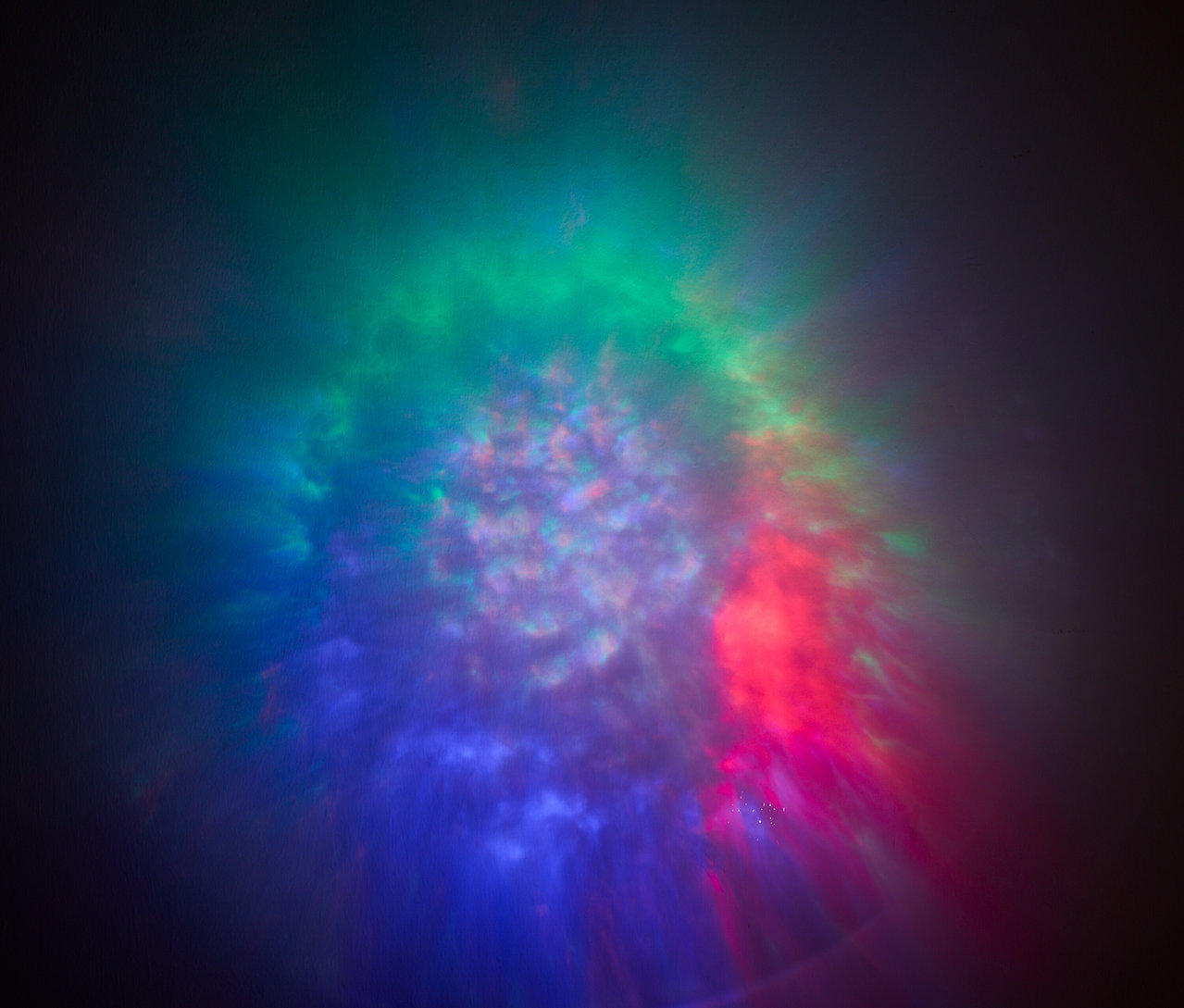 Abstrakter Hintergrund mit verschwommenen Lichtern in Blau-, Grün- und Rottönen.