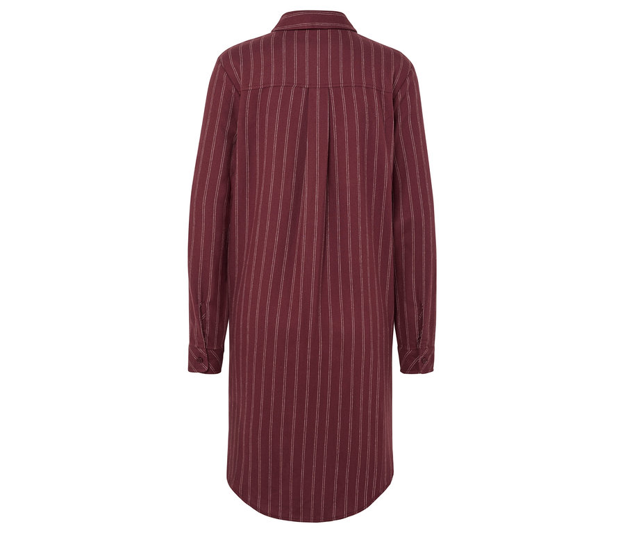Rückansicht eines bordeauxfarbenen Hemdkleids mit weißen Streifen.