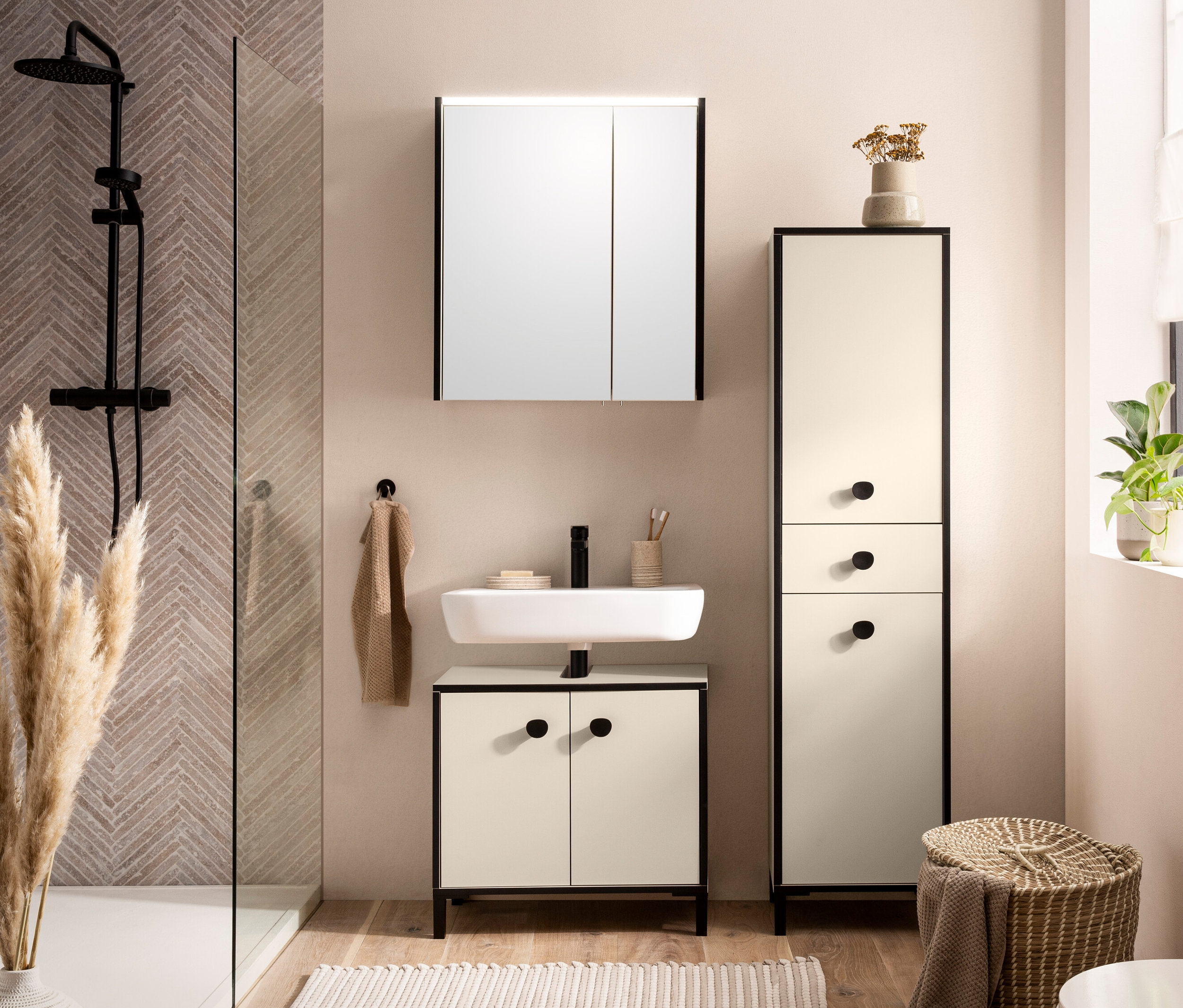 Badezimmer mit Waschbecken, Spiegelschrank und Hochschrank »Edda« mit 2 Türen und 1 Schublade, cremebeige.