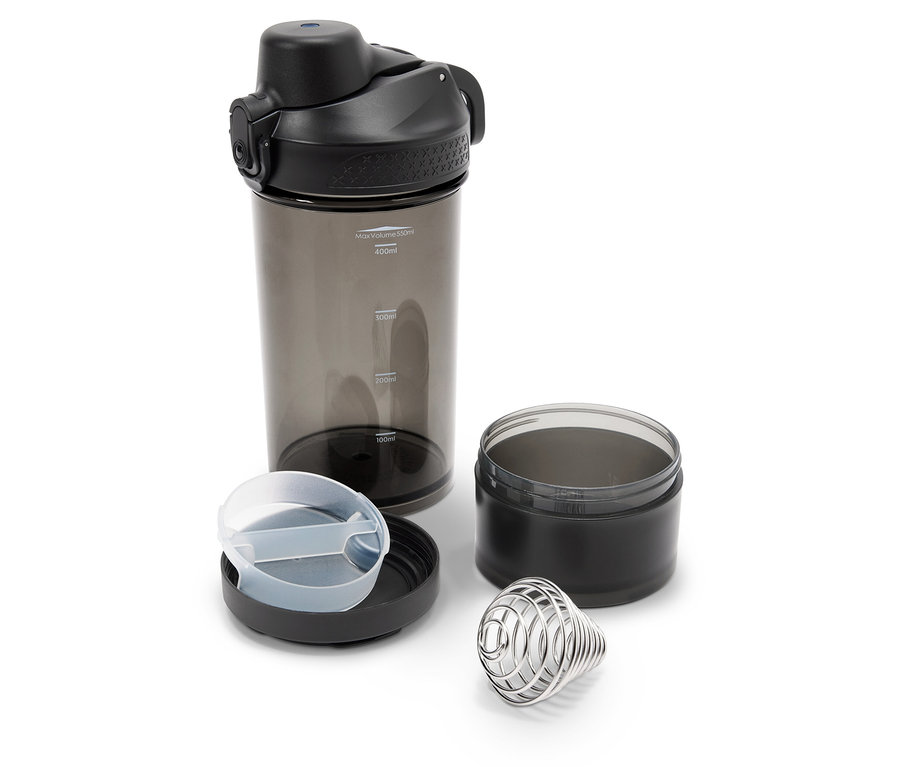 Ein zerlegter grauer Protein-Shaker mit Messbecher, Behälter und Schneebesen.
