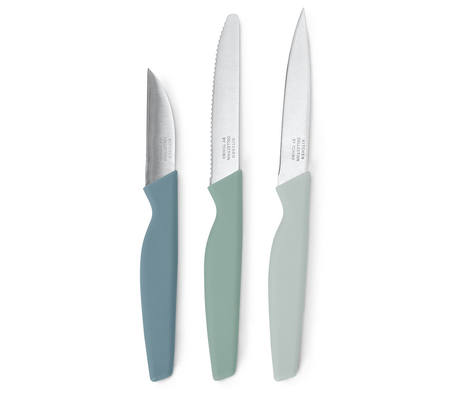 Drei Messer mit farbigen Griffen auf weißem Hintergrund.