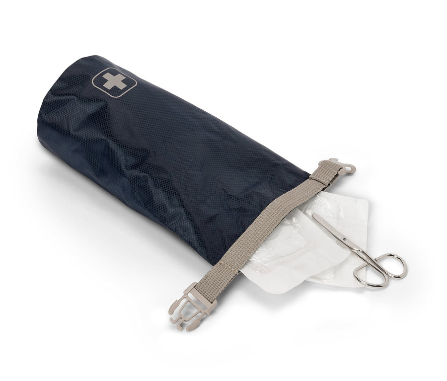 Geöffnete blaue Erste-Hilfe-Tasche mit weißem Kreuz, Inhalt und beigem Gurt.