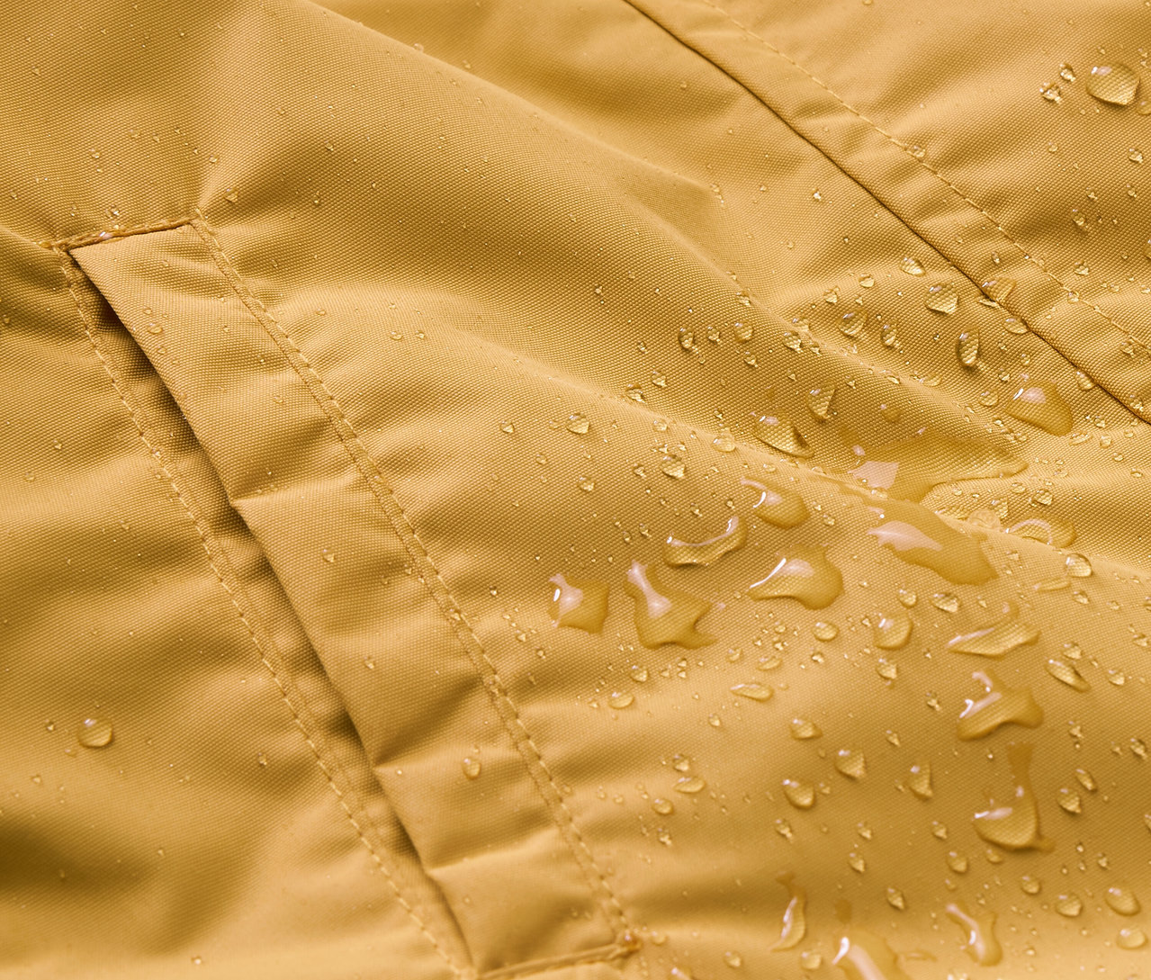 Detailansicht eines Kinder-Regen-Einteilers mit Tasche und Wassertropfen.