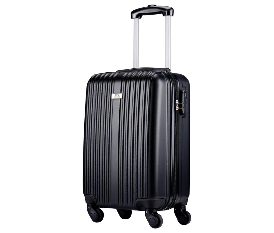 Schwarzer Rollkoffer mit Teleskopgriff steht auf vier Rädern vor einem weißen Hintergrund.