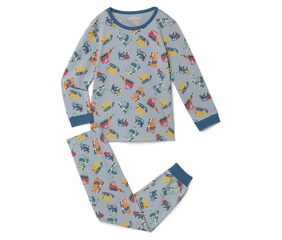 Ein hellgrauer Schlafanzug mit Bagger-Motiven liegt flach auf einer weißen Oberfläche.