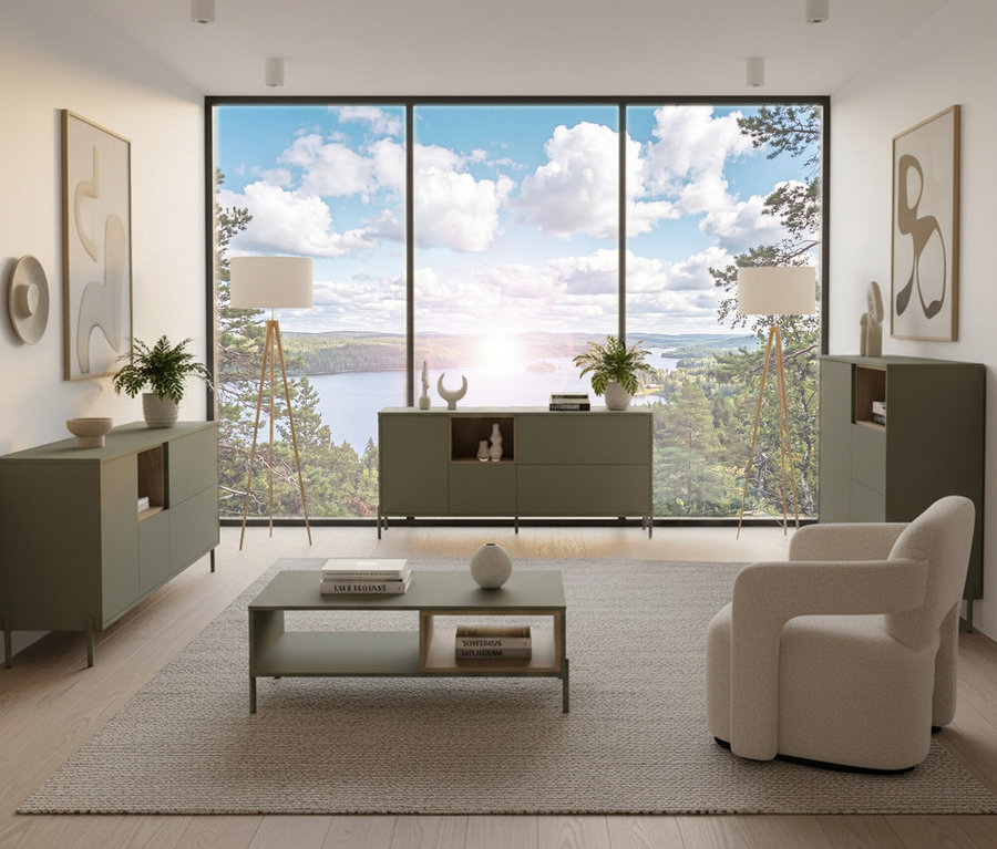 Wohnzimmer mit salbeigrünem Highboard »Hygge« mit 2 Türen, Sesseln, Couchtisch, Lampen und Fenster mit Blick auf einen See.