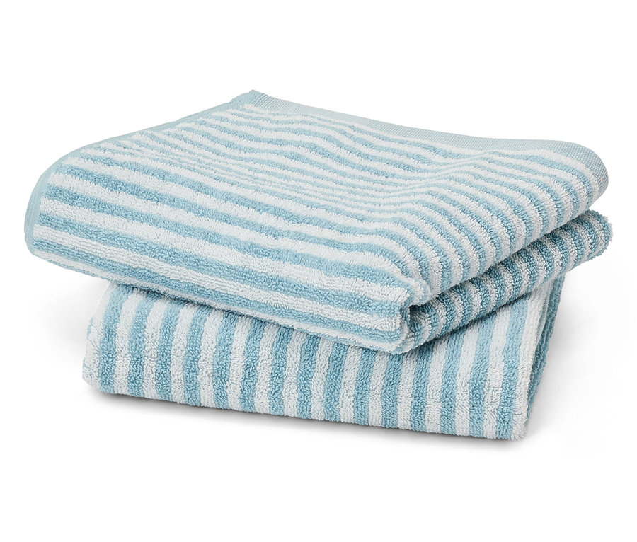 Stapel aus drei hellblau und weiß gestreiften Handtüchern.
