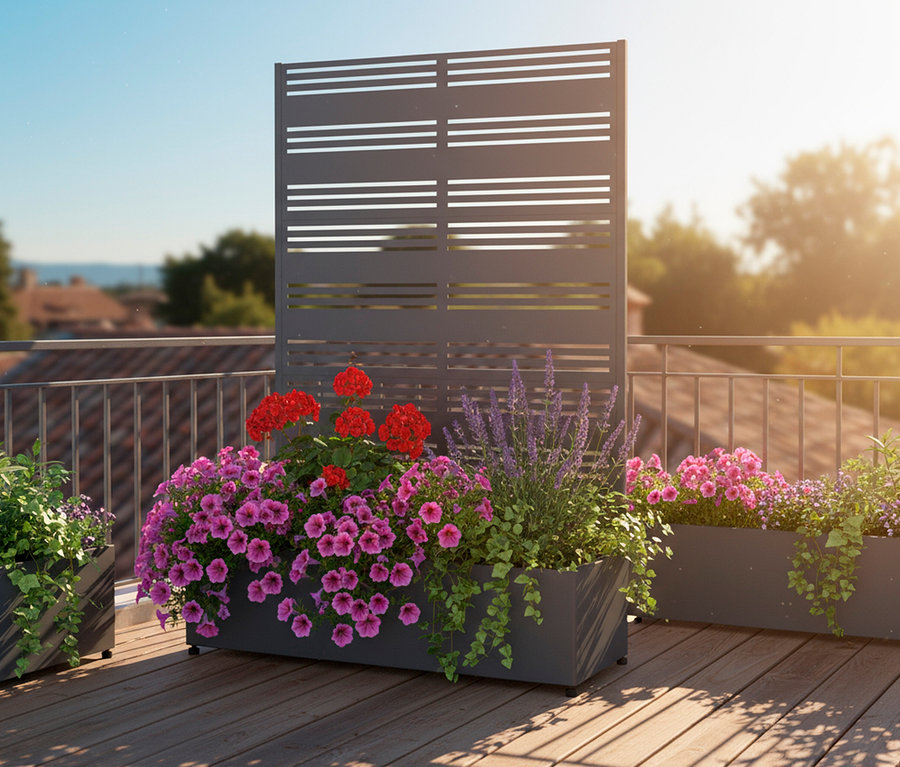 Blumenkästen mit verschiedenfarbigen Blumen auf einem sonnigen Balkon mit Holzdeck.