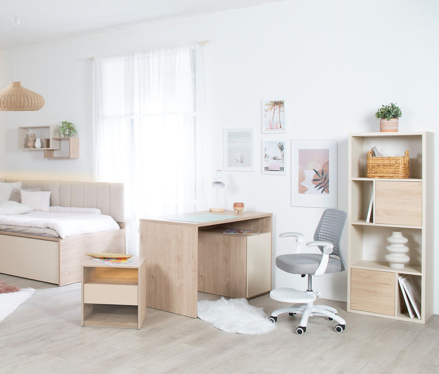 Helles Zimmer mit Bett, Schreibtisch und einem Roba Regal »Louisa«.