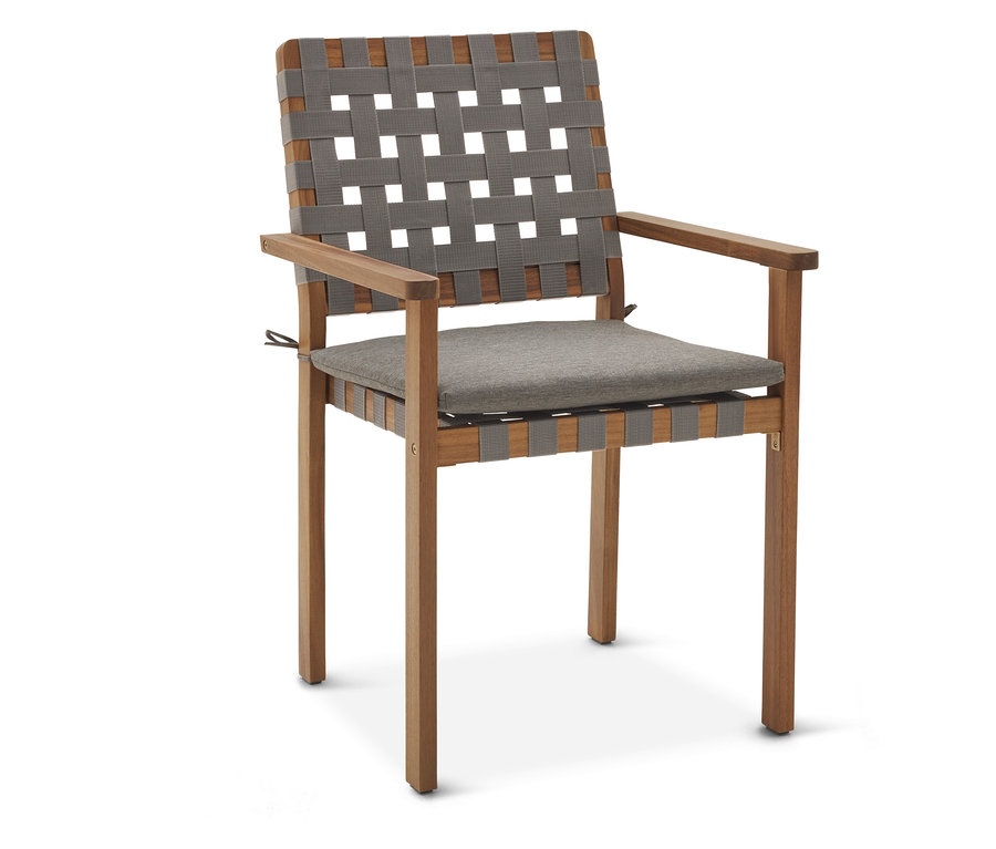 Ein stapelbarer Gartenstuhl mit Gurtgeflecht und Armlehnen steht auf einem weißen Hintergrund.