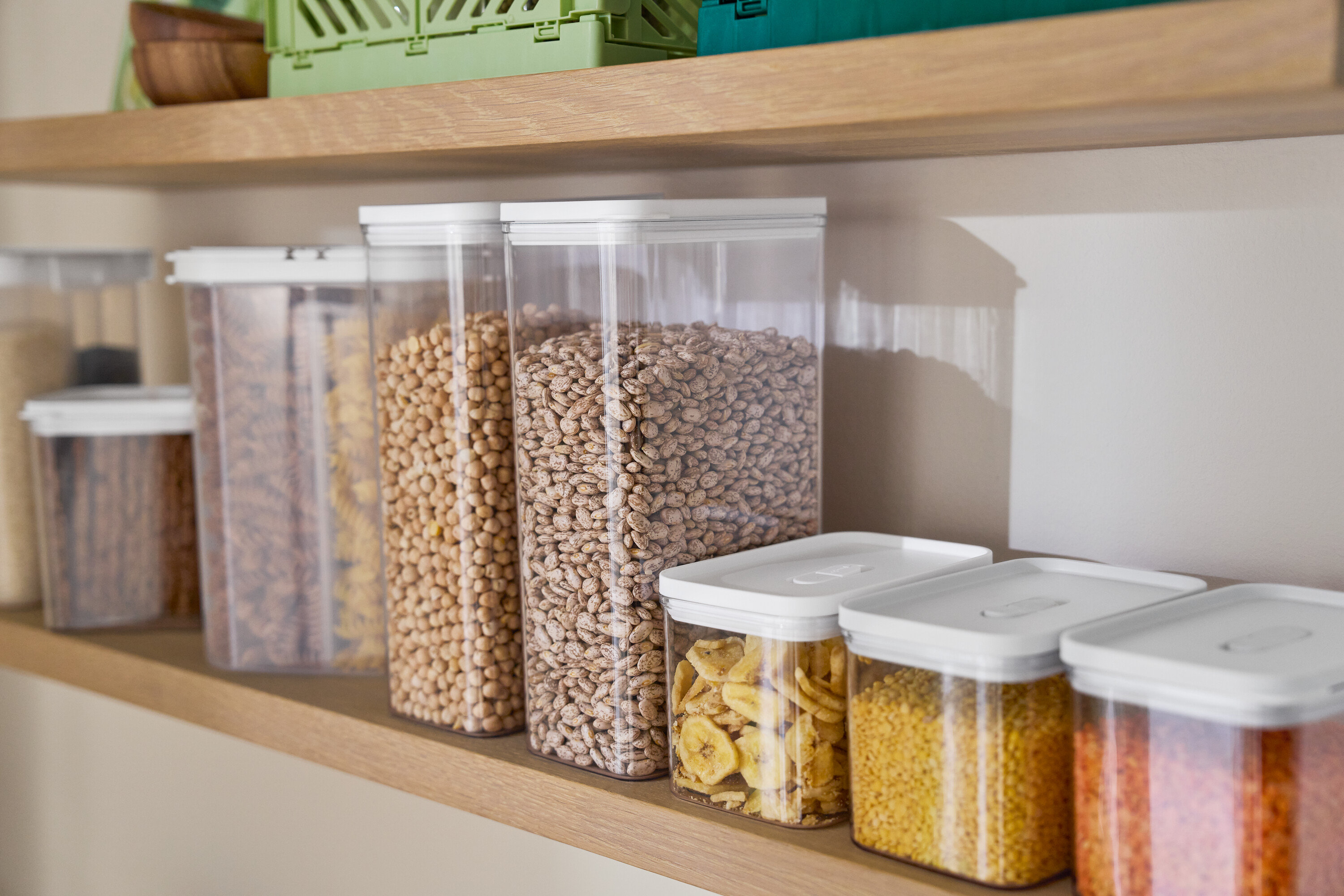 Auf einem Regal stehen verschieden große Vorratsdosen, darunter eine 4-in-1-Vorratsdose und eine 2-in-1-Vorratsdose.
