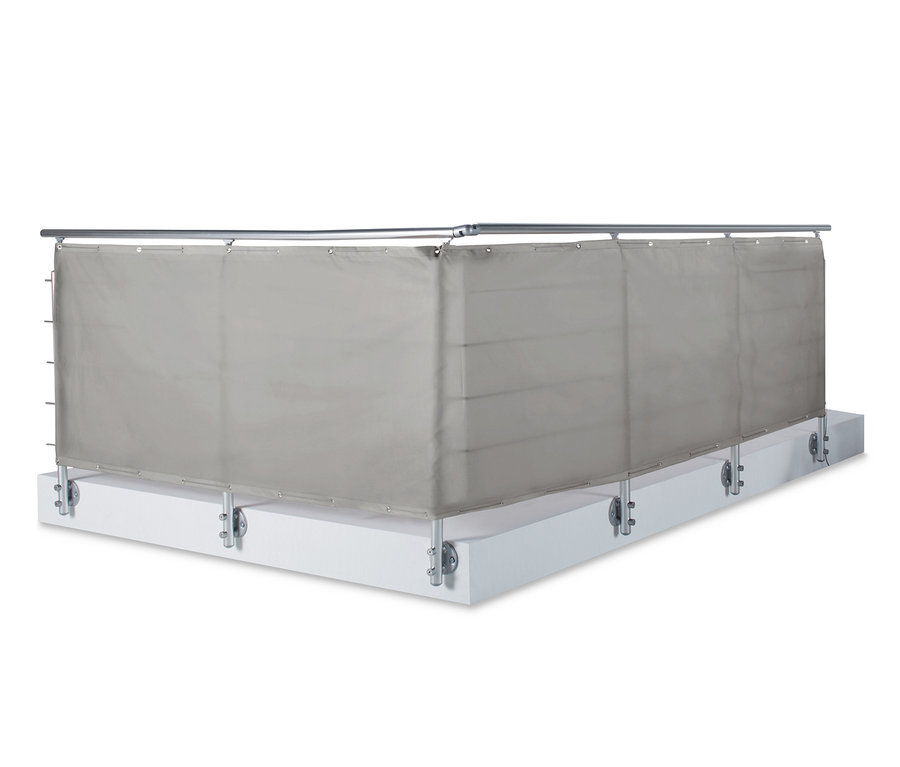 Ein grauer Balkon-Sicht- und Windschutz ist an einem silberfarbenen Geländer befestigt.