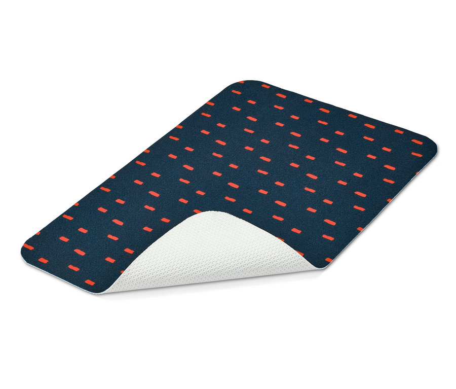 Eine blaue Napfunterlage aus Vlies mit orangenem Muster.