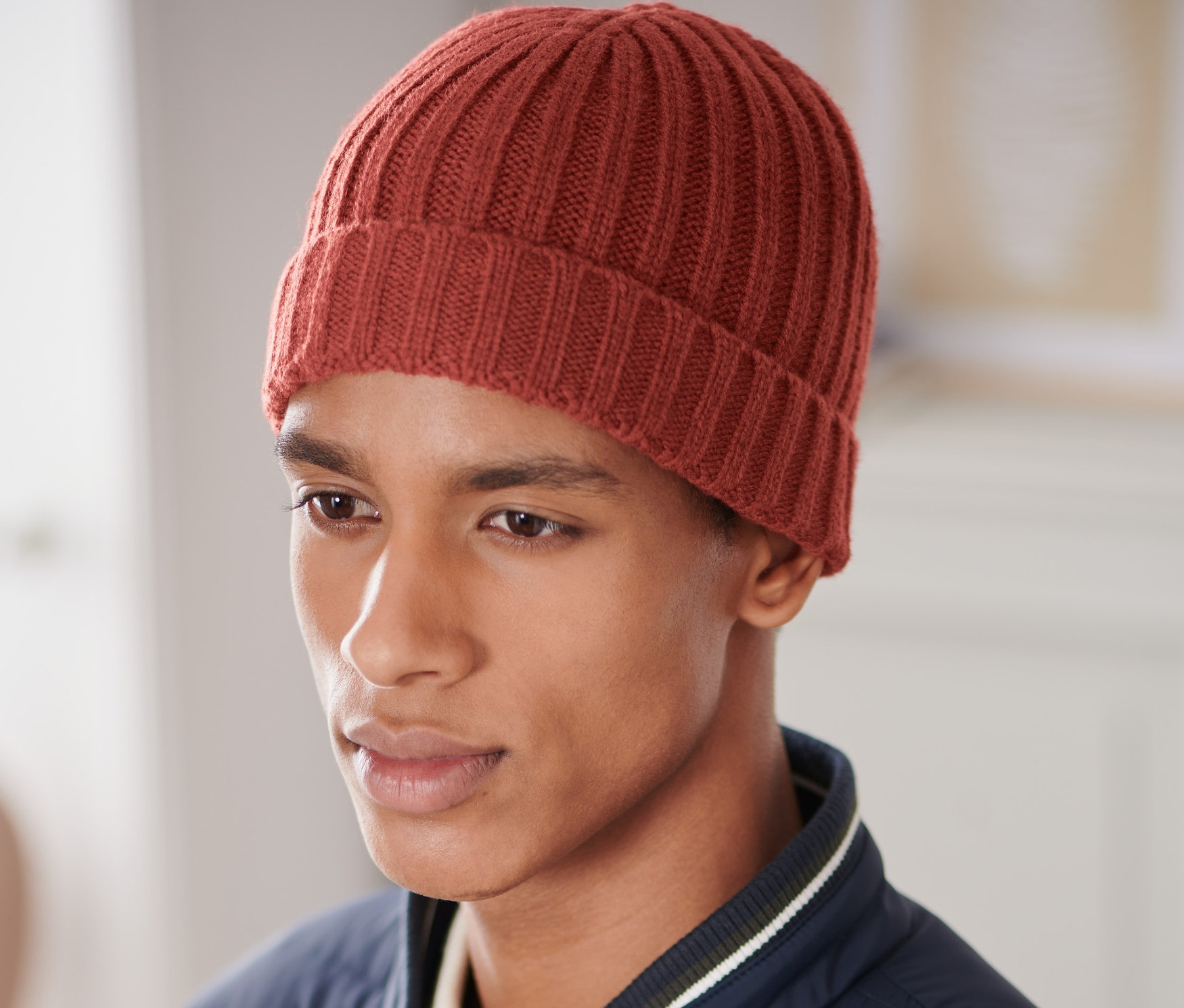 Mann trägt eine Strickmütze.