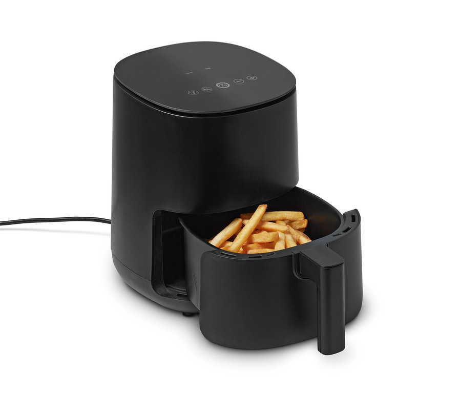 Eine schwarze Trebs Digitale Heißluft-Fritteuse mit Pommes Frites im Korb.