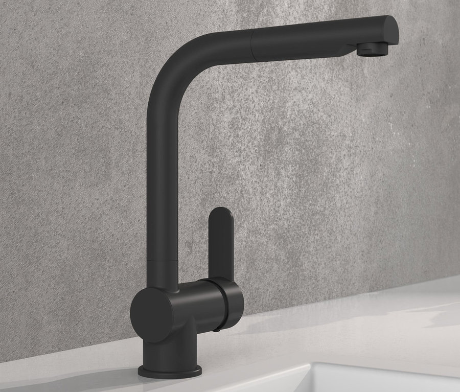 Eine matte schwarze »London« Spültischarmatur auf einem weißen Waschbecken.