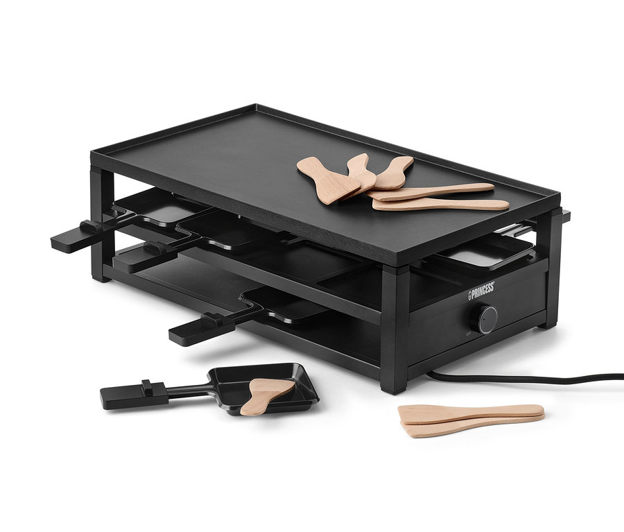 Schwarzer Raclette für 8 Personen mit Pfännchen und Holzspateln.
