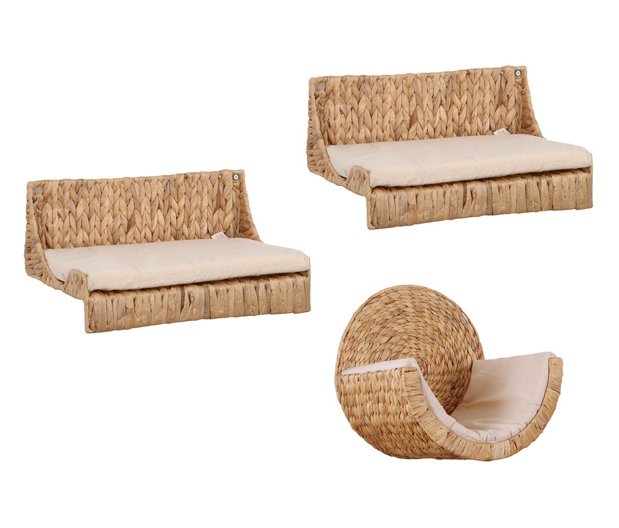 Zwei braune Katzen-Kletterwände »Basic« und eine runde, braune Katzen-Wandliege mit beige Kissen.