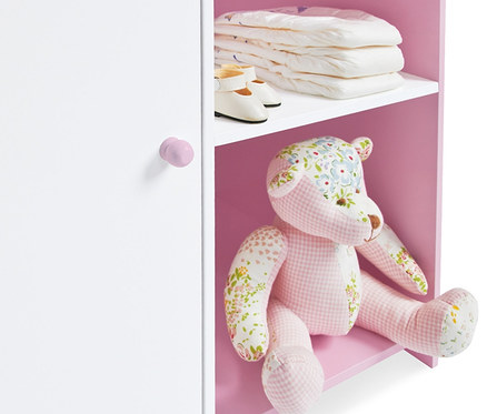 Ansicht in einen weißen Schrank mit rosa Regalen, in dem ein Teddybär mit Blumenmuster und Karomuster sitzt. Pinolino Puppenschrank »Jasmin«, 4-teilig