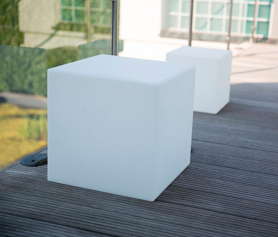 Zwei weiße 8 seasons design LED-Leuchtwürfel, 43 cm, auf einer Holzterrasse.